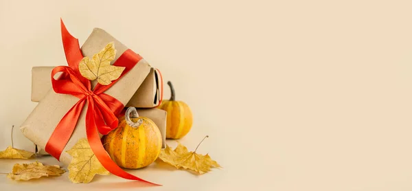 Осенняя Композиция Подарочные Коробки Свежие Тыквы Осенними Листьями Светлом Фоне — стоковое фото