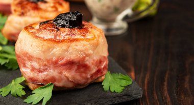 Pastırmalı sığır eti madalyonu. Kapatın. Boşluğu kopyala.