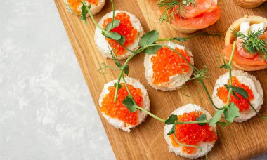 Tahtasında kırmızı balık olan atıştırmalıklar. Atıştırmalık şenlik. Festival masası için menü. Yukarıdan bak. Boşluğu kopyala.