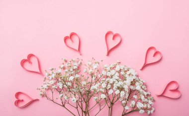 8 Mart, Sevgililer Günü, Anneler Günü için kartpostal. Pembe arka planda kalpleri olan beyaz çiçekler. Boşluğu kopyala.