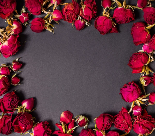Rama Róż Czarnym Tle Pocztówka Widok Góry Odbiór Płaskie Ułożenie — Zdjęcie stockowe