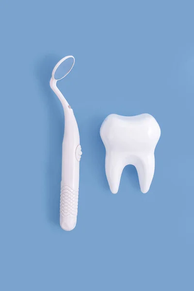 Concetto Odontoiatria Uno Specchio Esaminare Cavità Orale Dente Sfondo Blu — Foto Stock