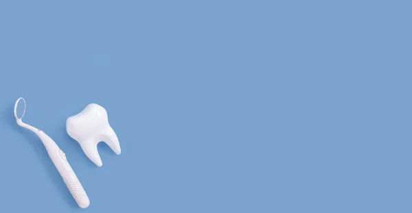 Concept Dentistry Mirror Examining Oral Cavity Tooth Blue Background Examination — Fotografia de Stock