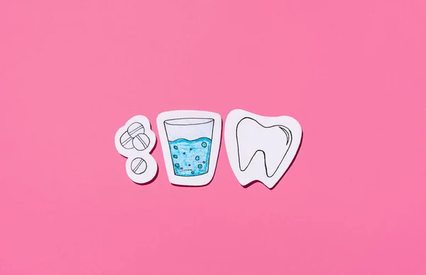 Concept Dentistry Glass Water Pills Tooth Cut Out Paper Pink — Fotografia de Stock