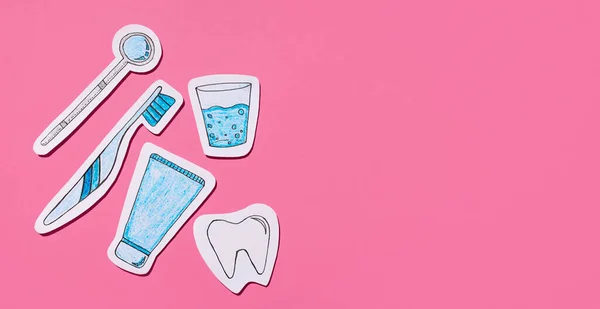牙科学的概念 用于牙科护理 用粉色背景剪下的纸张制成 在牙医那里检查 平躺在地上 尽收眼底 班纳复制空间 — 图库照片