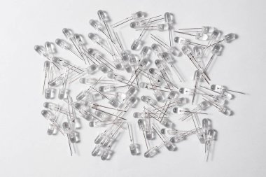 Beyaz arka planda birçok beyaz diyot var. Aydınlatma için LED 'ler. Yukarıdan görüntüle.