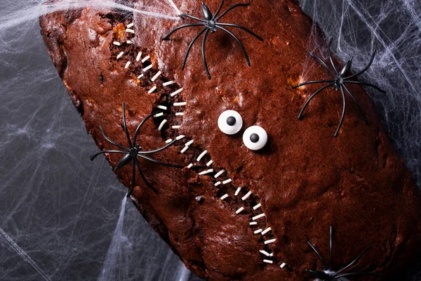 할로윈 음식이야 거미가 가까이 무서운 초콜릿 케익이야 맛좋은 음식이야 핼러윈의 — 스톡 사진
