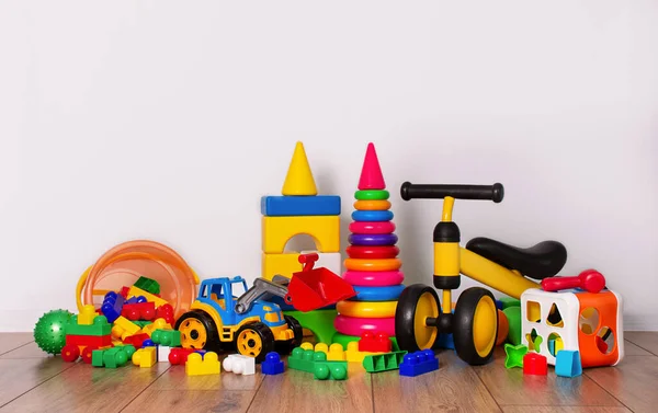 儿童房的一套儿童玩具 儿童游戏 复制空间 — 图库照片