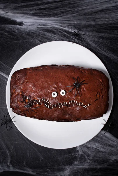 할로윈 음식이야 어두운 배경의 거미가 무서운 초콜릿 케이크 맛좋은 음식이야 — 스톡 사진