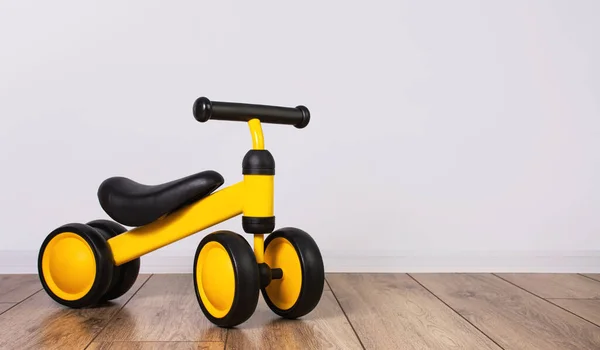 Tricicleta Pentru Copii Pentru Cei Mici Din Camera Copiilor Timp — Fotografie, imagine de stoc