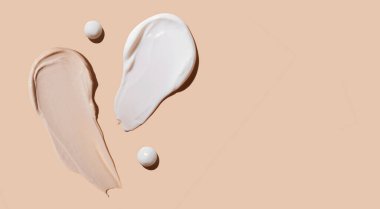 Bej bir arka planda kozmetik krem dokusu. Cilt bakımı. Boşluğu kopyala.