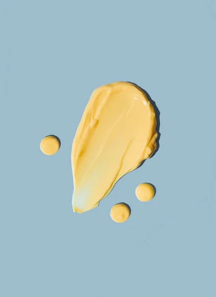 Mancha Cosmética Amarilla Textura Crema Sobre Fondo Azul Cuidado Piel — Foto de Stock