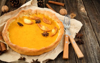 Tahta bir masada balkabağı turtası. Şükran Günü pastası. Ev yapımı pişirme. Boşluğu kopyala.