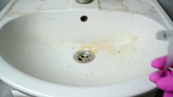 Sprzątam Brudny Zlew Łazience Ręka Kobiety Spryskuje Umywalką Sprayem — Wideo stockowe