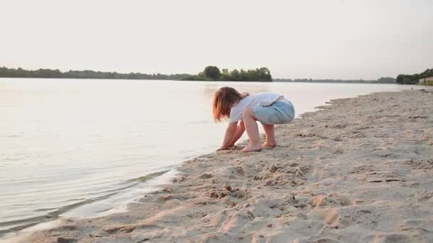 Lille Pige Leger Med Sand Vand Stranden Solrig Sommerdag Lykkeligt – Stock-video