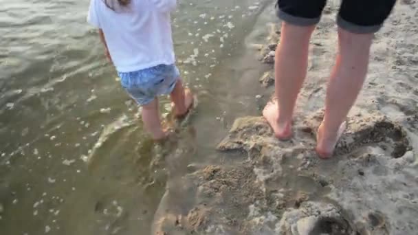 Vater Und Kleine Tochter Gehen Barfuß Fluss Entlang Bei Sonnenuntergang — Stockvideo