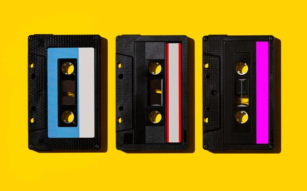 Audiokassetten Auf Gelbem Hintergrund Blick Von Oben Flache Lage — Stockfoto