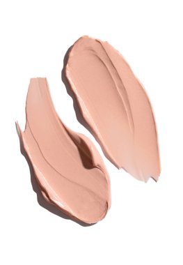 Krem deseni kozmetik lekesi beyaz arka planda izole edilmiş. Makyaj merkezi. Cilt için ton kremi.