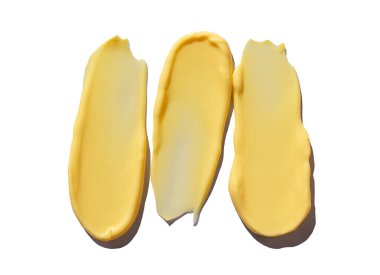 Krem deseni kozmetik lekesi beyaz arka planda izole edilmiş. Cilt bakımı.