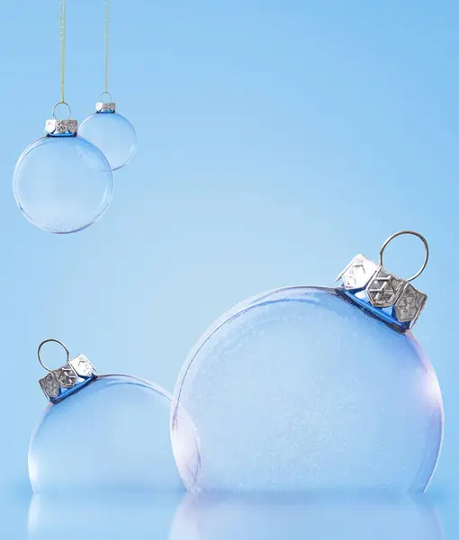 Рождественские Прозрачные Шарики Голубом Фоне Рождество Новый Год — стоковое фото