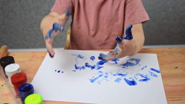 Dítě Kreslí Barvami Malá Holčička Tasí Prsty Koncept Vývoje Dítěte — Stock video