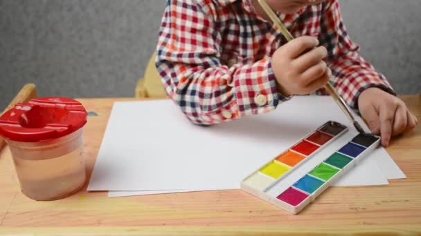 Дитина Малює Фарбами Папері Концепція Розвитку Дитини Заняття Вдома Дистанційне — стокове відео