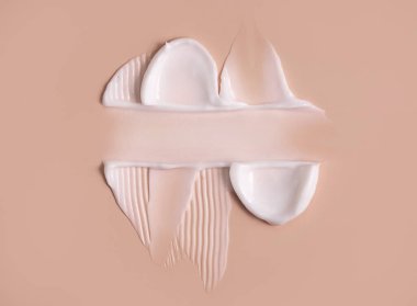 Bej bir arka planda kozmetik krem lekesi. Cilt bakımı. Boşluğu kopyala.