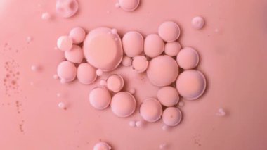 Yağlı yüzeyde bej renkli boya kabarcıkları. Akrilik boya. Soyut arkaplan