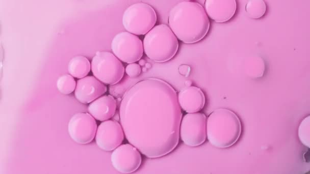 油面上油漆的粉红色气泡 丙烯酸涂料 神奇的催眠面 — 图库视频影像