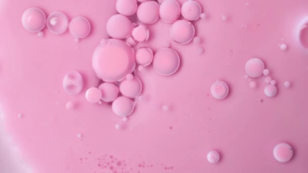 油面上油漆的粉红色气泡 丙烯酸涂料 神奇的催眠面 — 图库视频影像