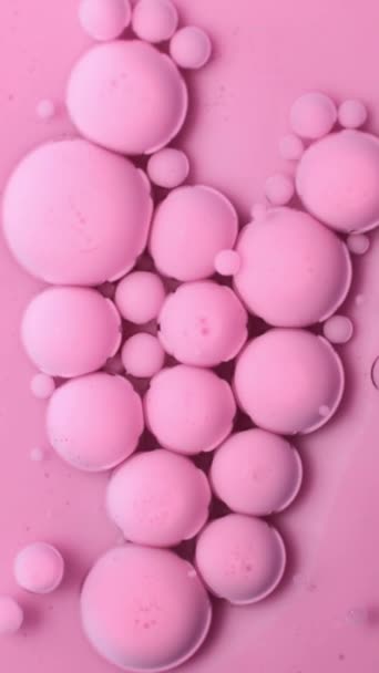 Las Burbujas Rosadas Pintura Sobre Superficie Aceitera Pintura Acrílica Fantástica — Vídeos de Stock