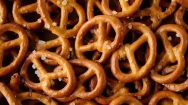 Tuz kristallerinin döndüğü krakerler. Yakın plan. Üst görünüm