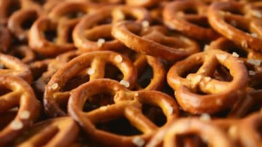 Tuz kristallerinin döndüğü krakerler. Yakın plan. Yan görünüm.