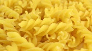 Çiğ makarna döner. Yan görünüm.