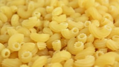 Çiğ makarna döner. Yan görüş. Yakın plan.