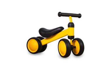 Çocukların sarı üç tekerlekli bisikleti beyaz arka planda izole edilmiş. Çocukların boş zamanı..