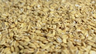 Yulaf ezmesi döner, yan görüş. Yavaş dönüş. Çiğ yulaf. Sağlıklı yemek..       