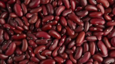 Kırmızı fasulye dönüyor. Çiğ fasulye. Yukarıdan görüntüle.