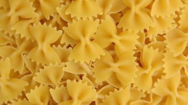 Çiğ farfalle makarna, dönüşümlü. Kelebek ya da fiyonk şeklinde makarna. Yukarıdan görüntüle.