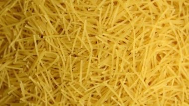 Çiğ vermicelli, dönüyor. Yukarıdan görüntüle.
