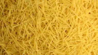 Çiğ vermicelli, döner ve üstüne dökülür. Yukarıdan görüntüle.