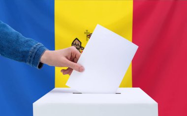 Seçimler, Moldova. Oylama konsepti. Bir el oy sandığına oy veriyor. Cumhurbaşkanlığı seçimleri.