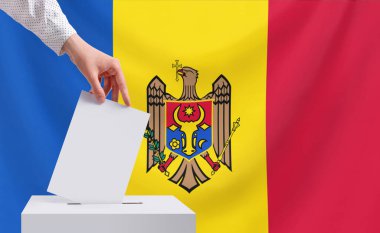Seçimler, Moldova. Bir el oy sandığına oy veriyor. Başkanlık seçimleri konsepti. Boşluğu kopyala.