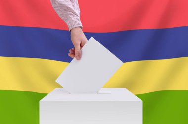 Seçimler, Mauritius. Bir el oy sandığına oy veriyor. Mauritius parlamento seçimleri