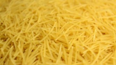 Çiğ vermicelli, dönüyor. Yan görünüm.
