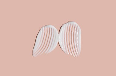 Bej arka planda krem desenli kozmetik krem lekesi. Cilt bakımı.