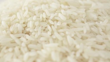 Uzun beyaz pirinç, yan görüş. Çiğ pirinç dönüşümlü. Yavaş döndürme.