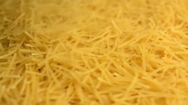 Çiğ vermicelli, döner ve dökülür. Yan görünüm.