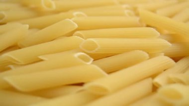 Çiğ İtalyan makarnası, Spinning. Penne Rigate. Yan Görünüm.
