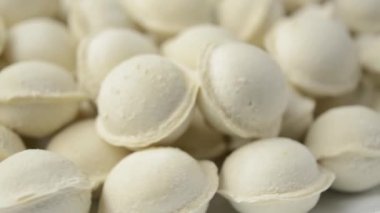 Çiğ donmuş hamur köfteleri dönüyor. Yan görüş. Donmuş yiyecekler. Ev yapımı hazırlıklar.